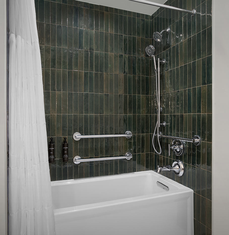 Accessible Standard King (Accessible Tub) 