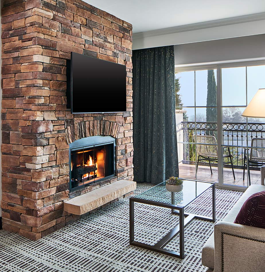  King Suite with Kitchen, Fireplace, and Balcony